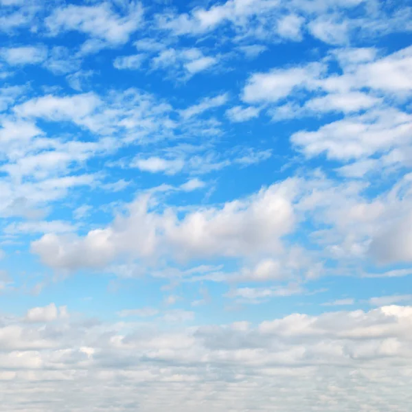 Светлые Кучевые Облака Голубом Небе — стоковое фото