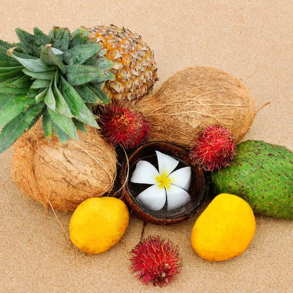 Složení Sady Tropické Ovoce Písečné Pláži Srí Lanka — Stock fotografie