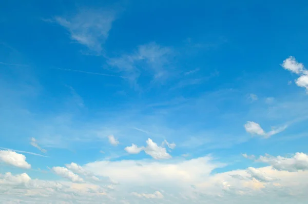 Lekkie Chmury Cumulus Błękitnym Niebie — Zdjęcie stockowe