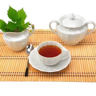 Beyaz arka plan üzerinde izole çay için beyaz porselen kaplar