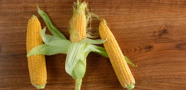 Three Fresh Corn Cob Wooden Table Healthy Food Wide Photo — Stock Photo, Image