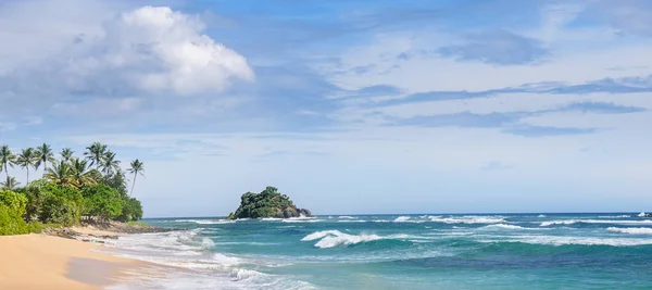 Océano Playa Pintoresca Cielo Azul Costa Sri Lanka Foto Amplia —  Fotos de Stock