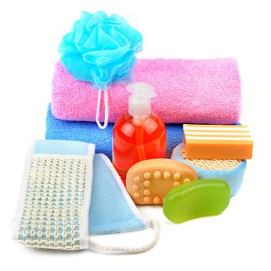 Pamuk havlu, kozmetik sabun, sünger ve beyaz arka plan üzerinde izole şampuan.