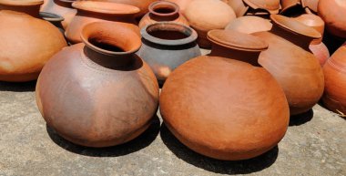 Rustik el yapımı seramik kil kahverengi terracotta tencere sokak el sanatları pazarında hediyelik eşya Geniş fotoğraf.