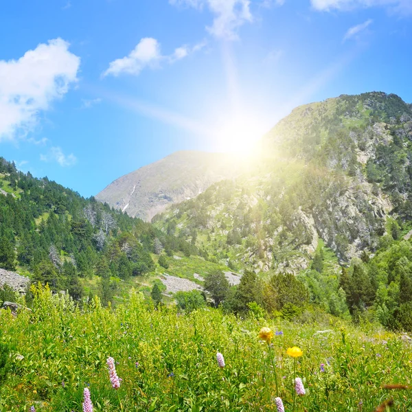 Vackra Bergslandskap Och Soluppgång — Stockfoto