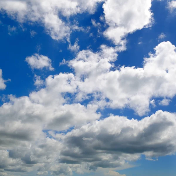 Weiße Kumuluswolken Blauen Himmel — Stockfoto