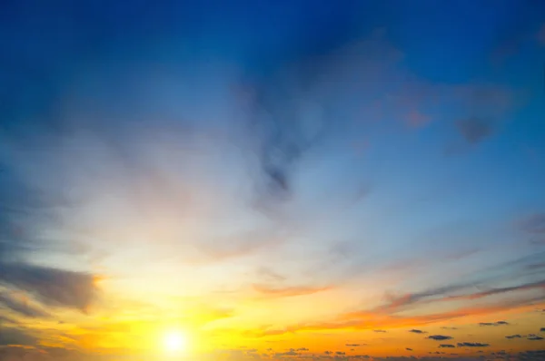 Bewölkter Himmel Und Strahlender Sonnenaufgang Über Dem Horizont — Stockfoto