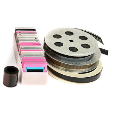 Beyaz arka plan üzerinde izole eski fotoğraf ve video ekipmanları. Retro depolama kitle iletişim araçları.