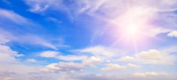 Яркое Солнце Голубом Небе Белыми Облаками Широкое Фото — стоковое фото