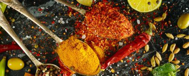 Çeşitli baharatlar ve otlar mutfak masasında. Düz yatıyordu, en iyi görünüm. Geniş fotoğraf.