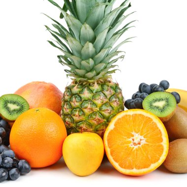 Beyaz arka plan üzerinde izole meyve kümesi. Sağlıklı gıda.