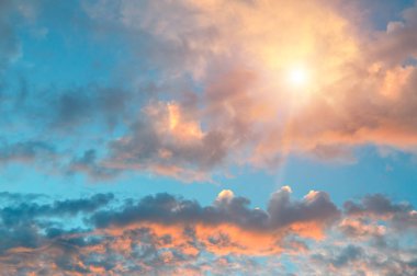 güzel gündoğumu ve bulutlu gökyüzü.