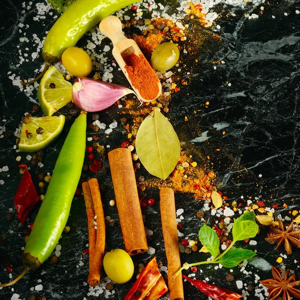 Çeşitli baharatlar ve otlar mutfak masasında. Düz yatıyordu, en iyi görünüm. Metin için boş alan.