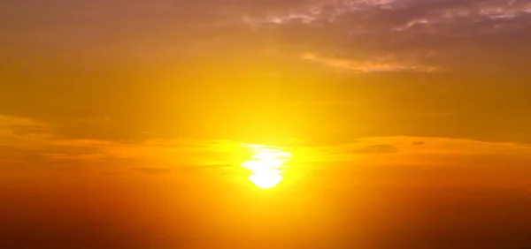 Bewölkter Himmel Und Strahlender Sonnenaufgang Über Dem Horizont Breites Foto — Stockfoto