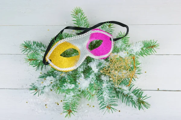クリスマスやお正月の飾り モミの枝 マスクと白い木製の背景に装飾的な星の花輪 — ストック写真