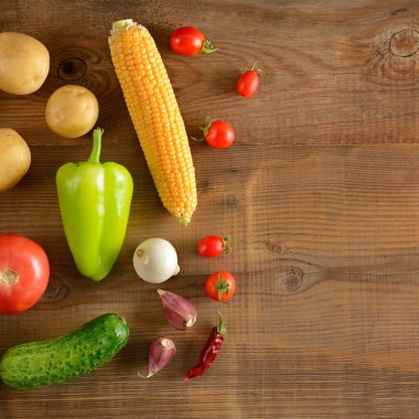 Sebze kümesi üzerinde ahşap bir masa hazır. Düz yatıyordu, en iyi görünüm. Metin için boş alan.