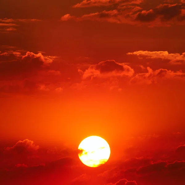 Bewölkter Himmel Und Strahlender Sonnenaufgang Über Dem Horizont — Stockfoto