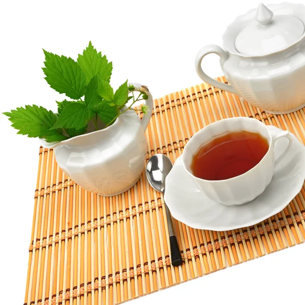 お茶は 白い背景で隔離の白い磁器食器 — ストック写真