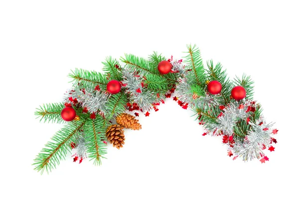 白い背景にモミの木の枝を持つクリスマスの装飾のボール — ストック写真