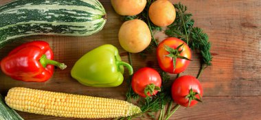 Sebze kümesi üzerinde ahşap bir masa hazır. Düz yatıyordu, en iyi görünüm. Metin için özgür yer. Geniş fotoğraf .