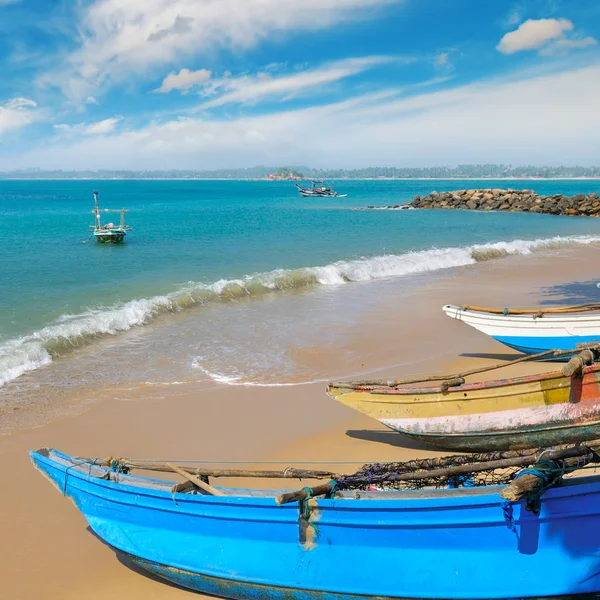 Barco Pesca Costa Arenosa Contra Fundo Oceano Céu Azul — Fotografia de Stock