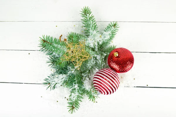 Weihnachts Oder Neujahrsschmuck Tannenzweige Und Helle Dekorationen Auf Einer Weißen — Stockfoto