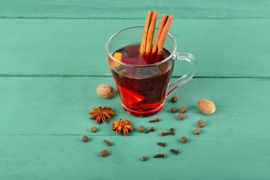 Baharatlar, Portakal dilim, anason ve tarçın sopa ile ahşap arka plan üzerinde kırmızı mulled şarap sıcak, yakın çekim.