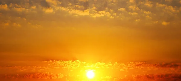 Céu Nublado Nascer Sol Brilhante Sobre Horizonte Ampla Foto — Fotografia de Stock