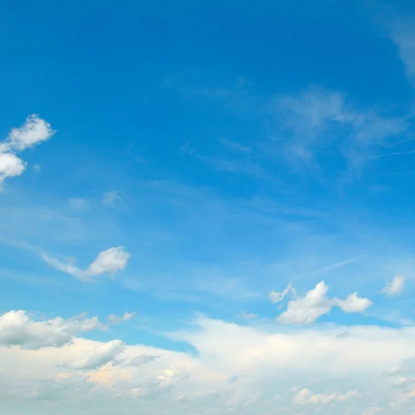 青空に光雲 明るく晴れた日 — ストック写真