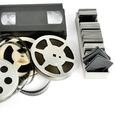 Beyaz arka plan üzerinde izole eski fotoğraf ve video ekipmanları. Retro depolama kitle iletişim araçları. Metin için boş alan.