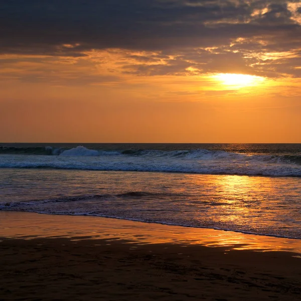 Praia Oceano Nascer Sol Dourado Fundo Bonito Brilhante — Fotografia de Stock