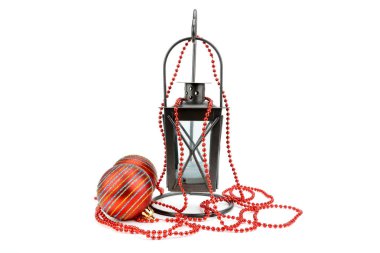 Beyaz arka plan üzerinde izole güzel fener ve Noel topları.