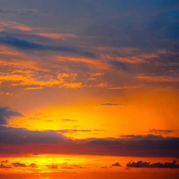 Promienie Słońca Oświetlają Niebo Nad Horyzontem — Zdjęcie stockowe