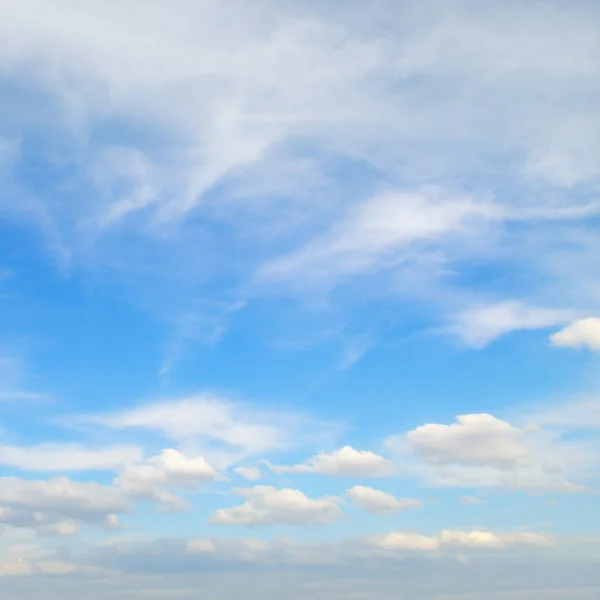 在蓝色的天空中轻云 — 图库照片