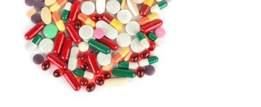 Beyaz arka plan üzerinde renkli hapları. Düz yatıyordu, en iyi görünüm. Metin için özgür yer. Geniş fotoğraf .