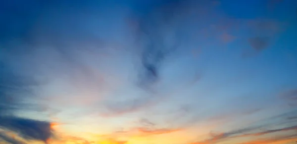 Promienie Słońca Oświetlają Niebo Nad Horyzontem Szeroki Zdjęcie — Zdjęcie stockowe