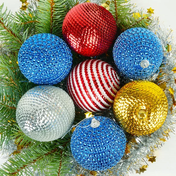 クリスマスやお正月の飾り 白い木製の背景にスプルースと色とりどりの光沢のあるボールの小枝 フラット横たわっていた トップ ビュー — ストック写真