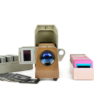 Eski slayt projektörü ve beyaz arka plan üzerinde izole slaytlar kümesi. Retro ekipman.