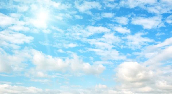 Parlak Güneş Mavi Gökyüzü Ile Beyaz Bulutlar Üzerinde Geniş Fotoğraf — Stok fotoğraf