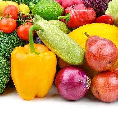 Meyveler ve sebzeler beyaz arka planda izole edilmiş. Sağlıklı yemek..