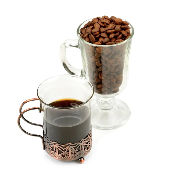 繊細なガラスと白い背景で隔離のコーヒー豆でホット コーヒー — ストック写真