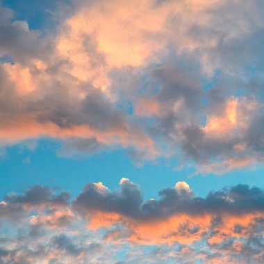 bulutlu gökyüzü ve ufuk üzerinde parlak gündoğumu.