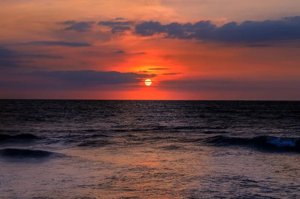Plaża Oceanu Czerwony Zachód Słońca Jasne Piękne Tło — Zdjęcie stockowe