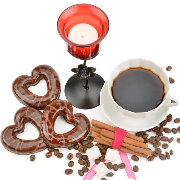 心と白い背景に分離されたローソク足の形で コーヒー豆コーヒー ビスケット カップ — ストック写真