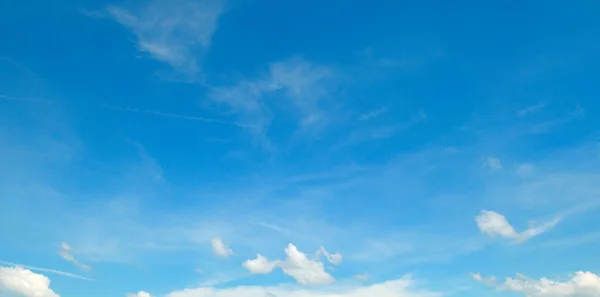 Светлые Кучевые Облака Голубом Небе Широкое Фото — стоковое фото