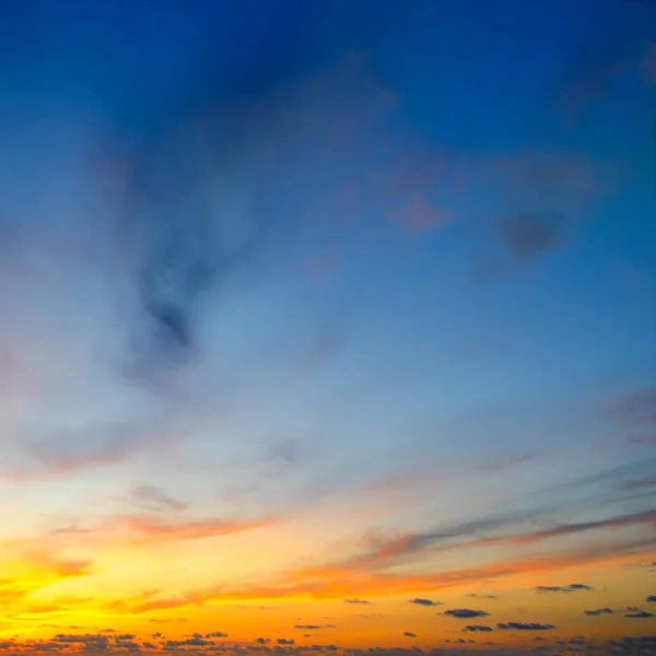 Bewolkte Hemel Lichte Zonsopgang Boven Horizon — Stockfoto