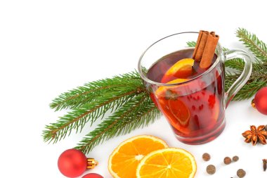 Baharatlar, portakal dilim, anason ve tarçın sopa ile beyaz arka plan üzerinde izole kırmızı şarap mulled sıcak, yakın çekim. Düz yatıyordu, en iyi görünüm. Metin için boş alan.