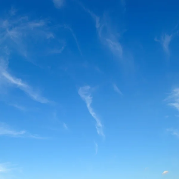 Nuages Cumulus Légers Dans Ciel Bleu — Photo