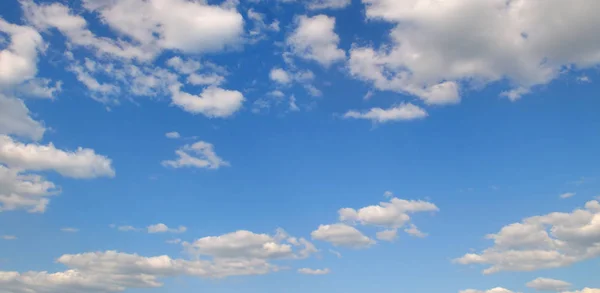 Светлые Кучевые Облака Голубом Небе Яркий Солнечный День Широкое Фото — стоковое фото