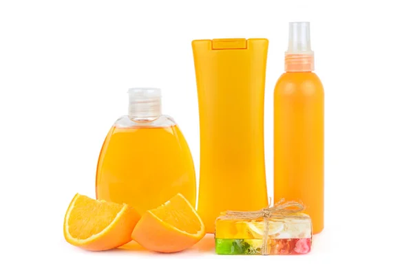 オレンジ色のナチュラル化粧品 ローション 手作り石けん バイアルは 白い背景で隔離 顔と体のスキンケア — ストック写真